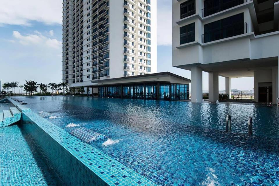 Francesco Suite - Trefoil Setia Alam-Near Setia City Mall & Setia Convention Centre Екстер'єр фото